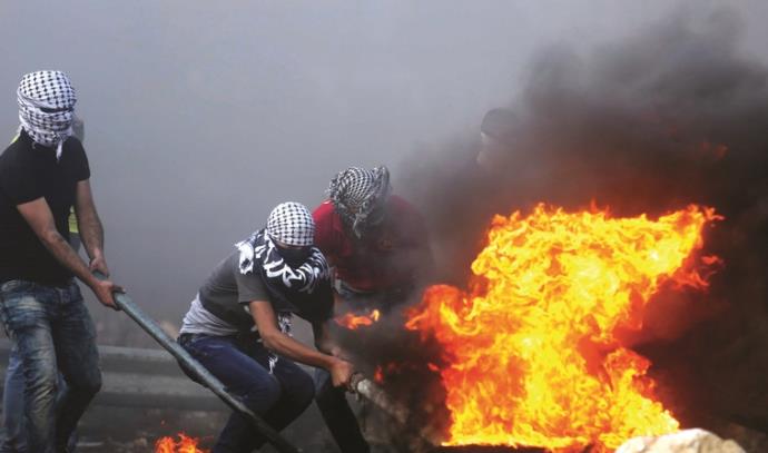 מהומות בין פלסטינים לכוחות צה"ל (צילום: פלאש 90)
