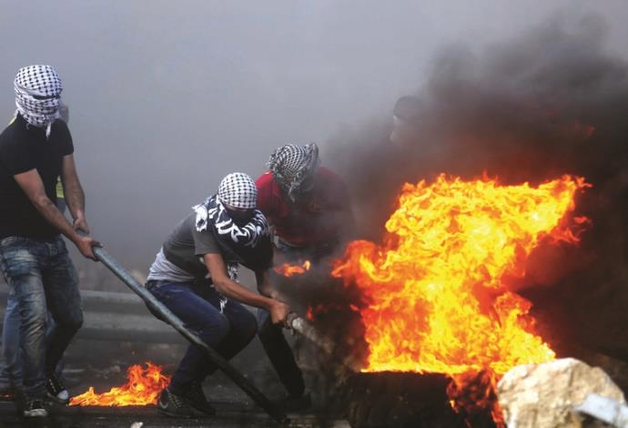 מהומות בין פלסטינים לכוחות צה"ל (צילום:  פלאש 90)