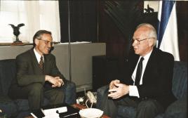 יצחק רבין ומרטין אינדיק שגריר ישראל בת"א (צילום: פלאש 90)