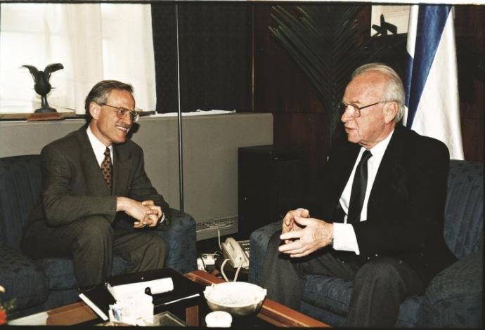 יצחק רבין ומרטין אינדיק שגריר ישראל בת"א (צילום:  פלאש 90)