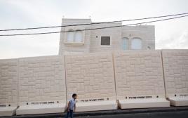 גדר הבטון בין שכונת ארמון הנציב לג'בל מוכבר בירושלים (צילום: יונתן זינדל, פלאש 90)