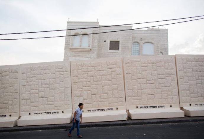 גדר הבטון בין שכונת ארמון הנציב לג'בל מוכבר בירושלים (צילום:  יונתן זינדל, פלאש 90)