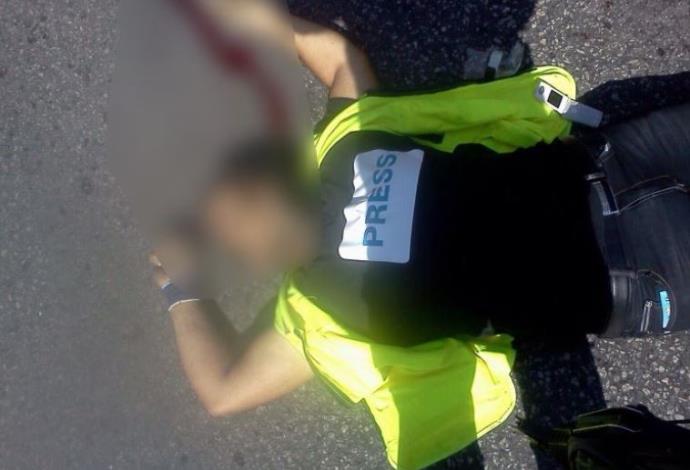 המחבל שביצע את הפיגוע בחברון בעודו מחופש לעיתונאי (צילום:  התקשורת הערבית)
