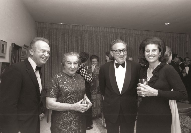 קיסינג'ר (שני מימין) עם לאה רבין, גולדה מאיר ויצחק רבין. צילום: משה מילנר, לע"מ 