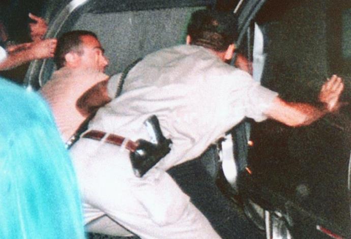 רבין מובל לרכב בשניות שלאחר ההתנקשות (צילום:  AFP)