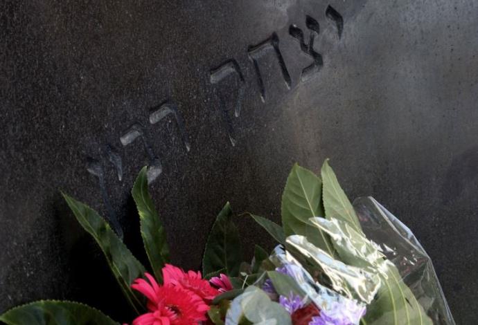 קברו של יצחק רבין (צילום:  מרק ישראל סלם)