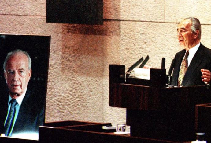 שמעון פרס בישיבת האבל המיוחדת של הכנסת לאחר רצח יצחק רבין (צילום:  רויטרס)