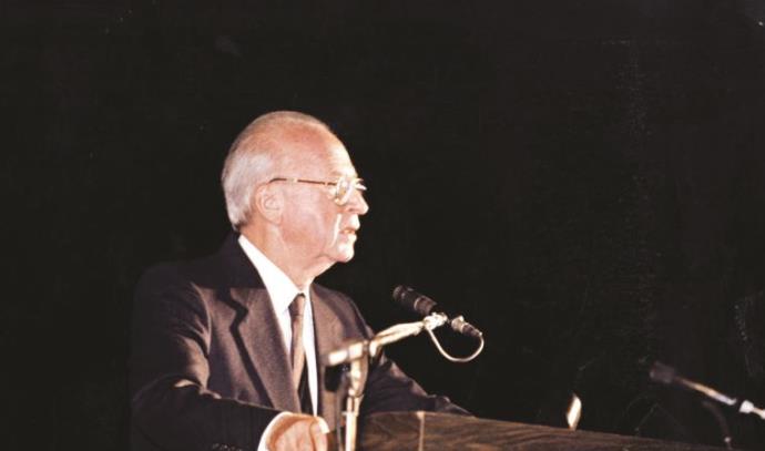 יצחק רבין בעצרת השלום, 1995  (צילום: נאור רהב)