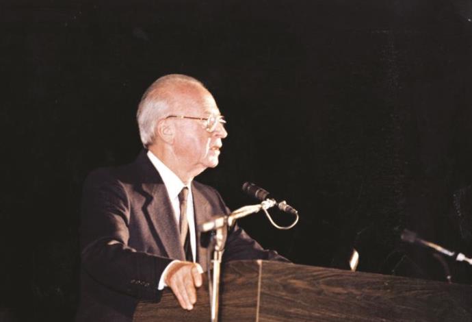 יצחק רבין בעצרת השלום, 1995  (צילום:  נאור רהב)