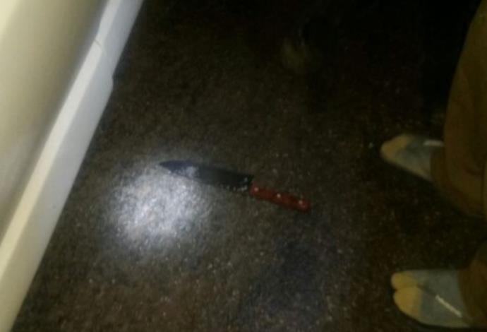סכין שהייתה בידו של המחבל בחברון, ניסיון פיגוע דקירה (צילום:  הצלה יו"ש)