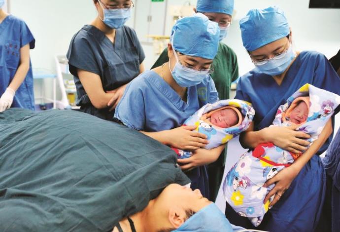 לידה בסין (צילום:  רויטרס)