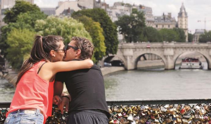 אהבה בפריז (צילום: רויטרס)