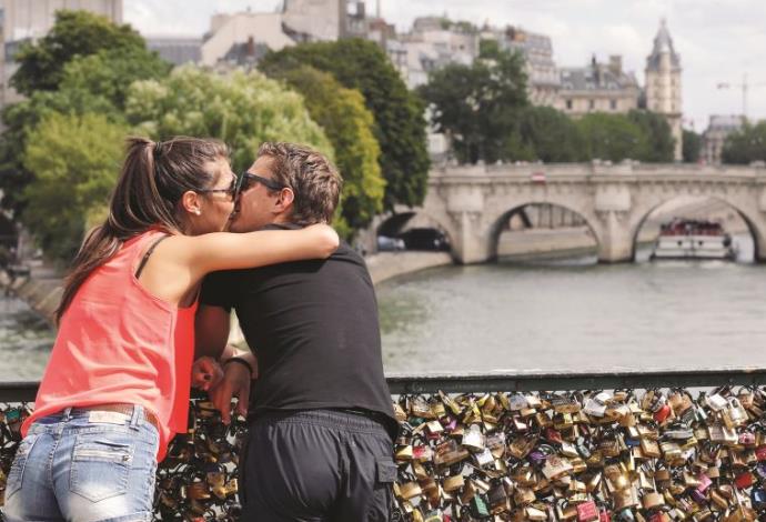 אהבה בפריז (צילום:  רויטרס)