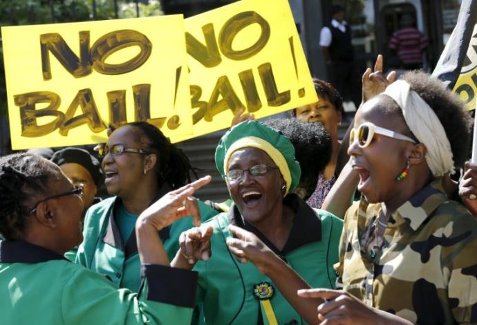 נשות ANC מפגינות נגד שחרור בערבות של פטר פרדריקסון (צילום:  רויטרס)