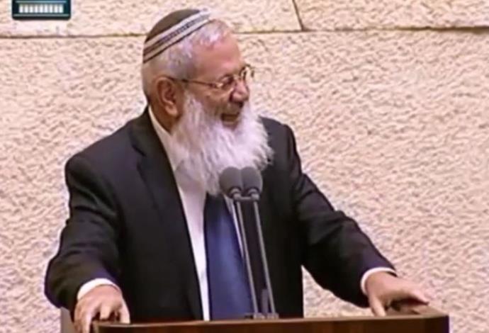 ח"כ אלי בן דהן מתגלגל מצחוק במשכן הכנסת (צילום:  צילום מסך)