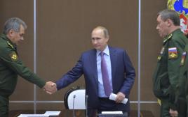 ולדימיר פוטין עם שר ההגנה הרוסי סרגיי שויגו (צילום: רויטרס)