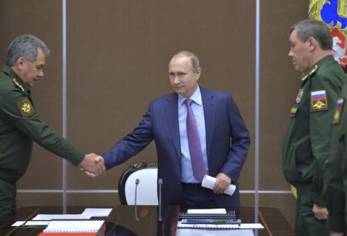 ולדימיר פוטין עם שר ההגנה הרוסי סרגיי שויגו (צילום:  רויטרס)