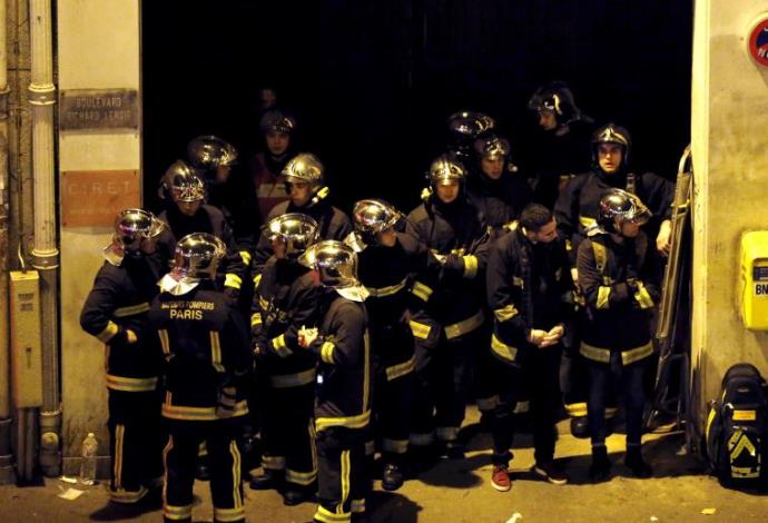 כבאים ליד הפיגוע באולם המופעים בטקלן בפריז  (צילום:  רויטרס)