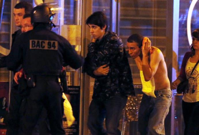 הפצועים מפונים על ידי כוחות הביטחון בפיגוע בצרפת  (צילום:  רויטרס)