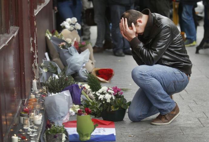 אבלים לאחר מתקפת הטרור בפריז במסעדת 'לה קרילון' (צילום:  רויטרס)