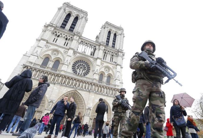 חיילים בנוטרדאם אחרי מתקפת הטרור בפריז (צילום:  רויטרס)