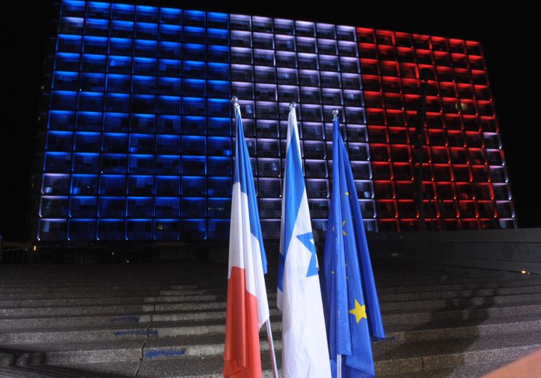 דגל צרפת בכיכר רבין. צילום: אבשלום ששוני