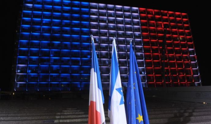כיכר רבין בצבעי דגל צרפת אחרי מתקפת הטרור בפריז (צילום: אבשלום ששוני)