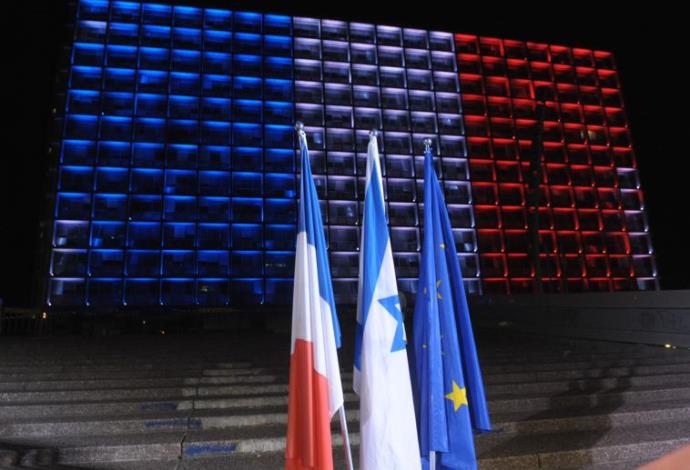 כיכר רבין בצבעי דגל צרפת אחרי מתקפת הטרור בפריז (צילום:  אבשלום ששוני)