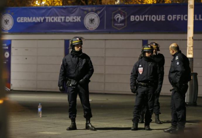 שוטרים מחוץ לסטאד דה פראנס בפריז (צילום:  רויטרס)
