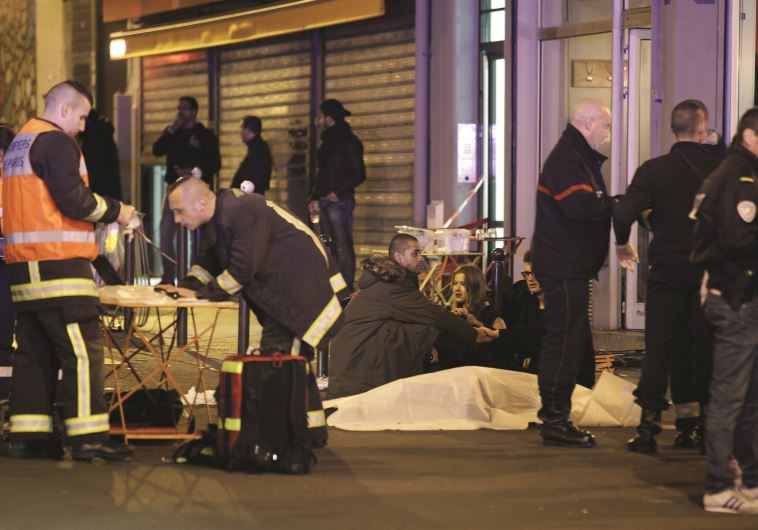 זירת הפיגוע במסעדה בפריז. צילום: רויטרס