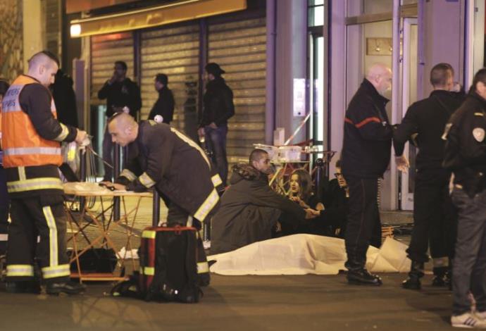 זירת הפיגוע במסעדה בפריז (צילום:  רויטרס)