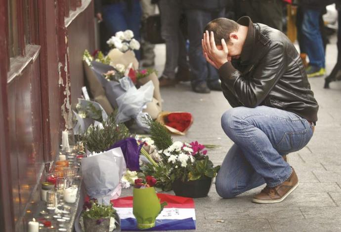 פרחים ונרות לזכר ההרוגים בפיגועים בפריז (צילום:  רויטרס)