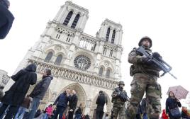 חיילים בנשק שלוף לאחר הפיגועים בפריז (צילום: רויטרס)