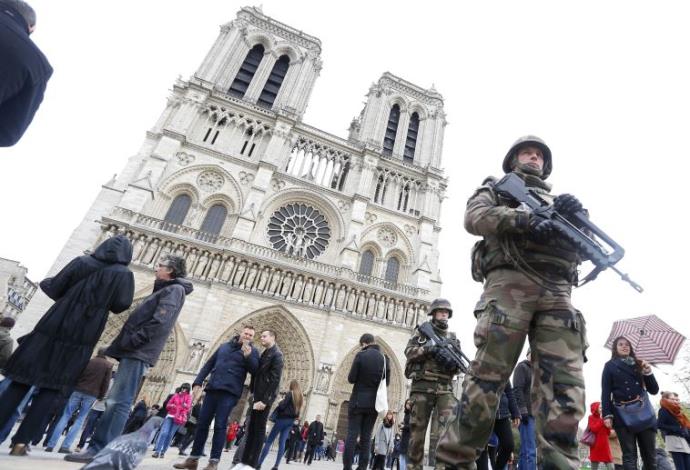חיילים בנשק שלוף לאחר הפיגועים בפריז (צילום:  רויטרס)