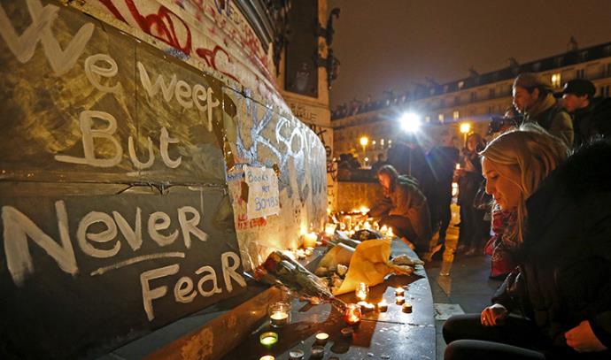 מניחים פרחים ונרות ליד אזור הירי, מתקפת טרור בפריז (צילום: רויטרס)