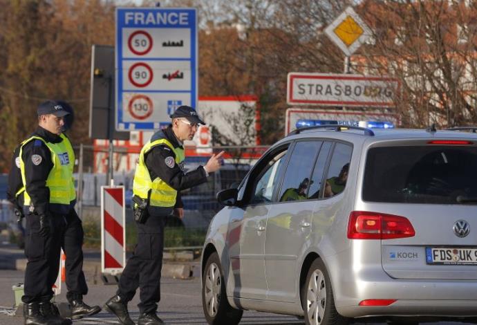 שוטרים צרפתים מבצעים בדיקות בגבול (צילום:  רויטרס)