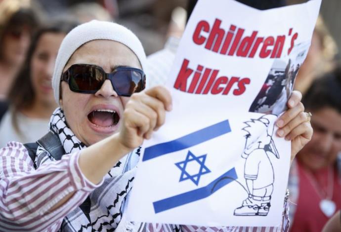מפגינה בשבדיה נגד ישראל (צילום:  רויטרס)