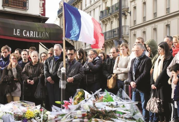 אזרחים מתאבלים בפריז (צילום:  רויטרס)