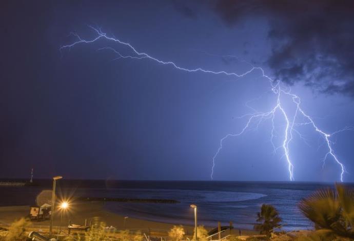ברקים באשקלון, מזג אוויר (צילום:  אדי ישראל, פלאש 90)