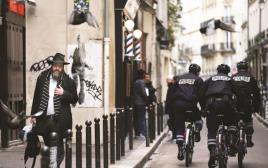 חרדי בפריז חולף על פני משטרה (צילום: Getty images)