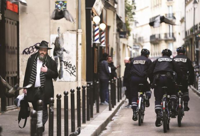 חרדי בפריז חולף על פני משטרה (צילום:  Getty images)