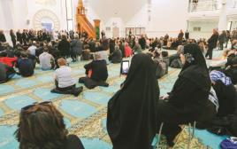 קהילה מוסלמית בפריז (צילום: רויטרס)