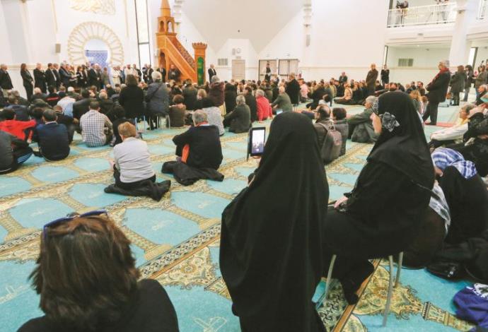 קהילה מוסלמית בפריז (צילום:  רויטרס)