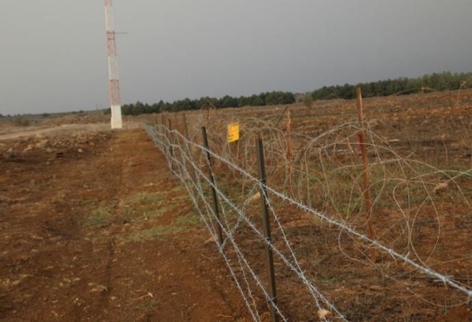 שחזור גדרות מסביב לשדות מוקשים ברמת הגולן (צילום:  דובר צה"ל)