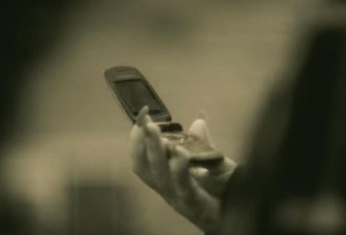 הטלפון הנייד של אדל בקליפ "הלו" (צילום:  צילום מסך)