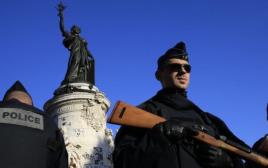 שוטר בכיכר הרפובליקה בפריז, לאחר אירוע הטרור (צילום: רויטרס)