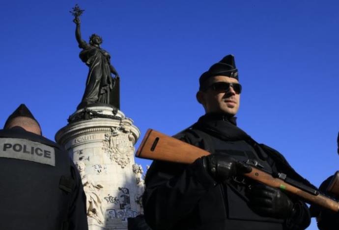 שוטר בכיכר הרפובליקה בפריז, לאחר אירוע הטרור (צילום:  רויטרס)