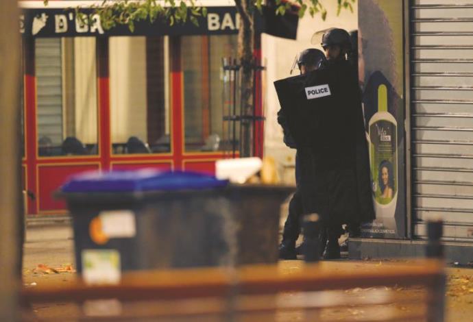 כוחות הביטחון הצרפתיים בפשיטה על סן דני, פריז (צילום:  רויטרס)