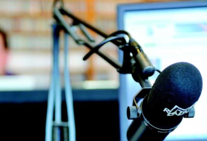 מיקרופון באולפן רדיו (צילום:  אינגאימג)