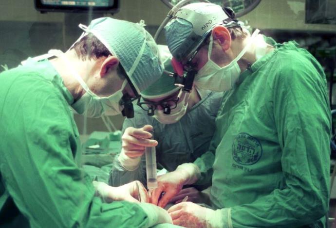 רופאים מנתחים בבית חולים. צילום ארכיון